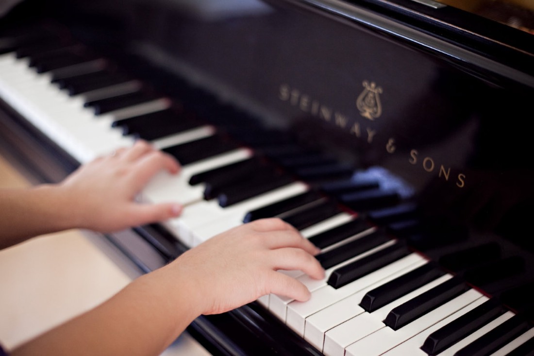 STEINWAYの鍵盤を弾く生徒の手